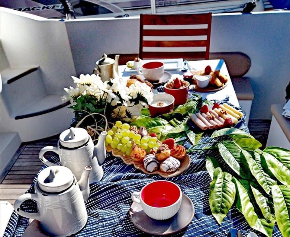 Отель Aquadouro Yacht Radames - Sleep Boat Experience Каштелу-ди-Пайва Экстерьер фото
